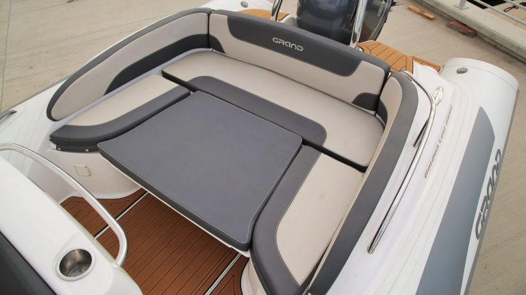 Tylna sofa w kształcie litery U + Sandek zdejmowany rufowy z poduszkami (opcja)